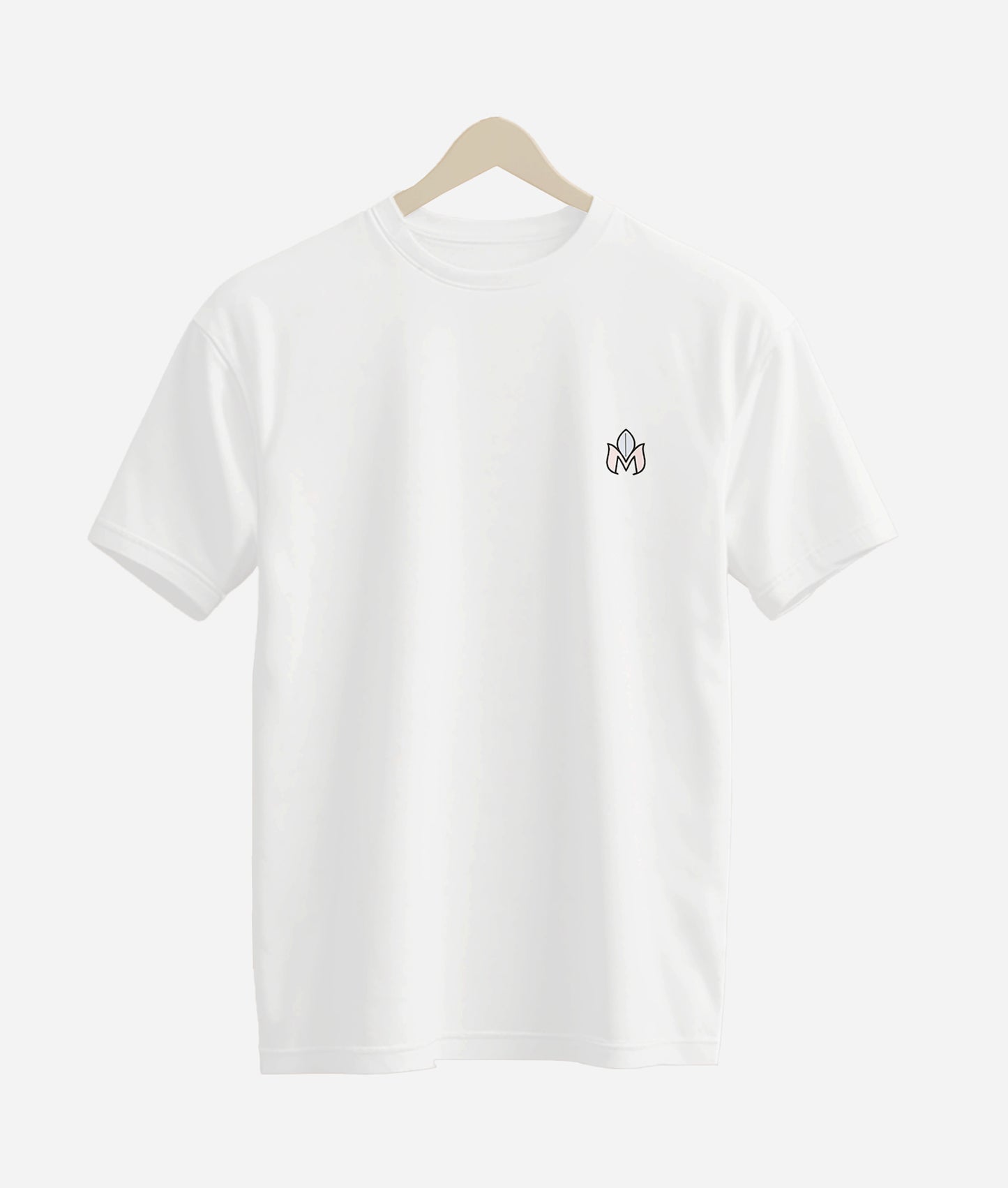 Camiseta oversize blanca morreno con diseño sutil en el pecho, elegante y minimalista.