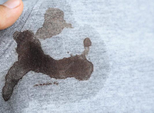 Cómo eliminar manchas comunes sin dañar tu prenda