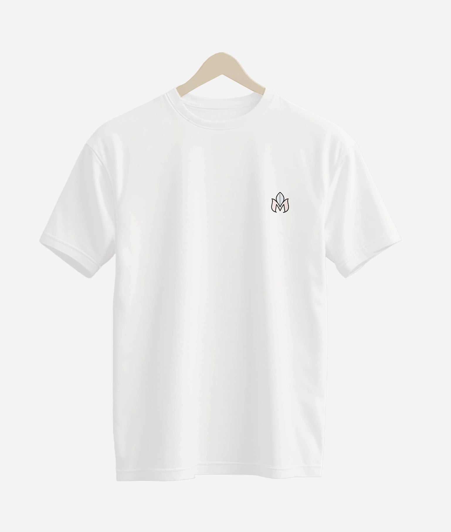 Camiseta oversize blanca morreno con diseño sutil en el pecho, elegante y minimalista.