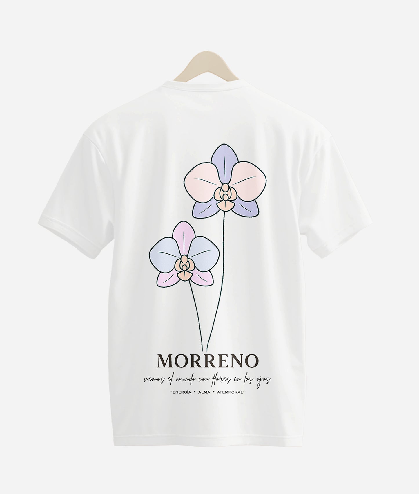Camiseta oversize blanca morreno con diseño floral en la parte posterior, elegancia en lo sutil.