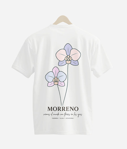 Camiseta oversize blanca morreno con diseño floral en la parte posterior, elegancia en lo sutil.