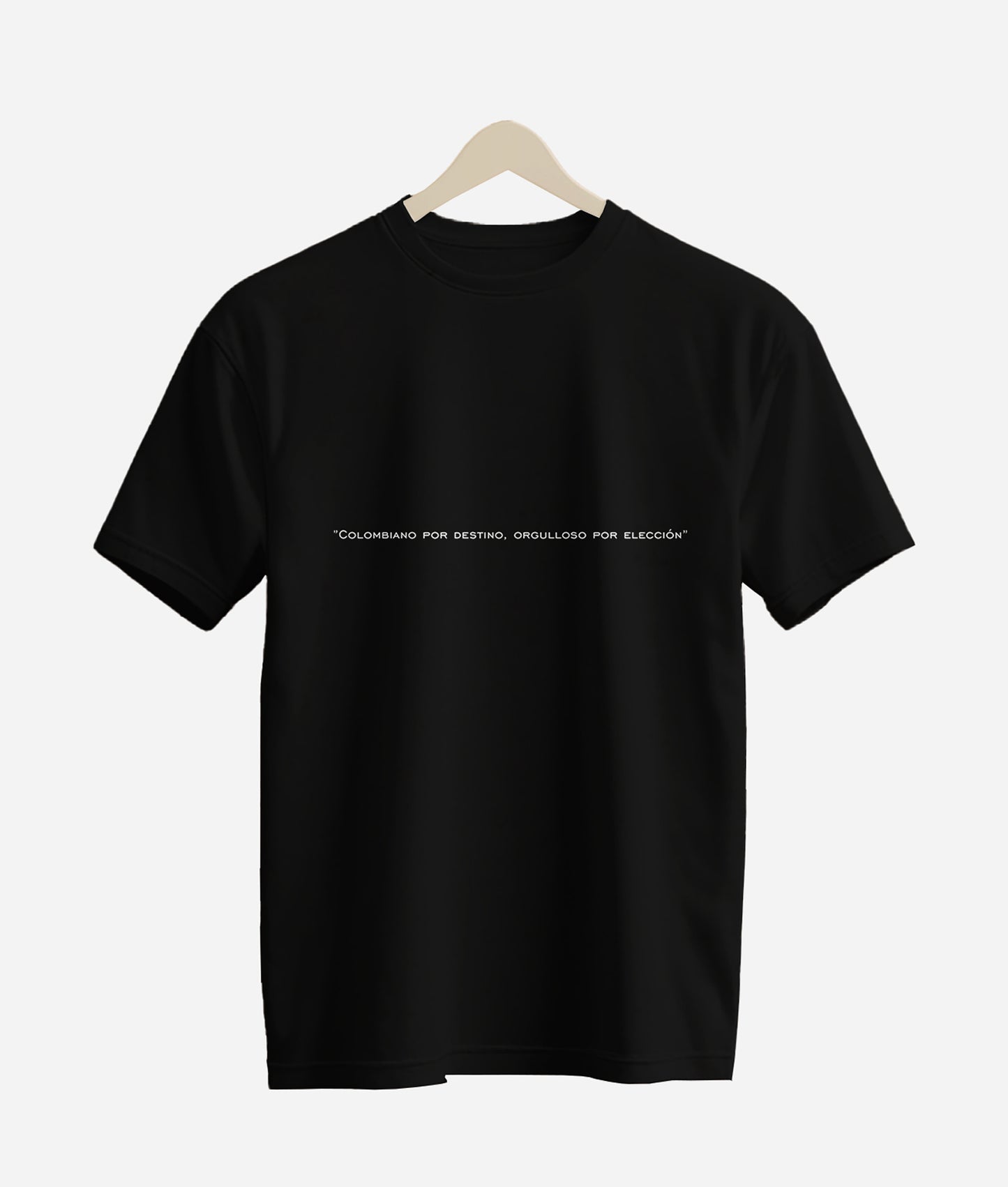 Camiseta oversize negra morreno con frase inspiradora "Colombiano por destino, orgulloso por elección".