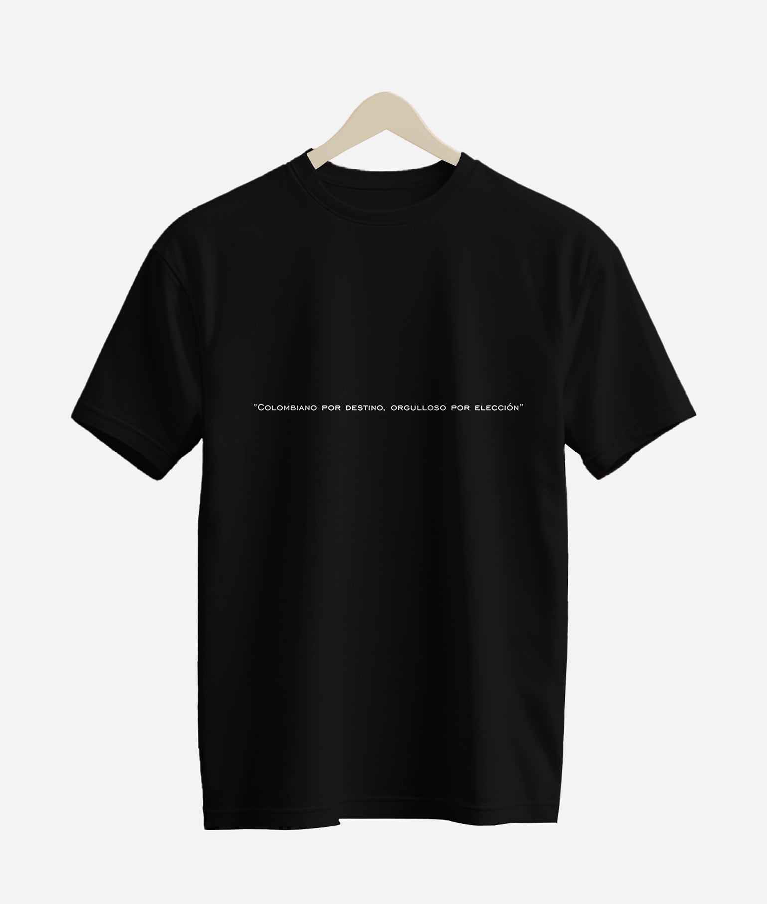 Camiseta oversize negra morreno con frase inspiradora "Colombiano por destino, orgulloso por elección".