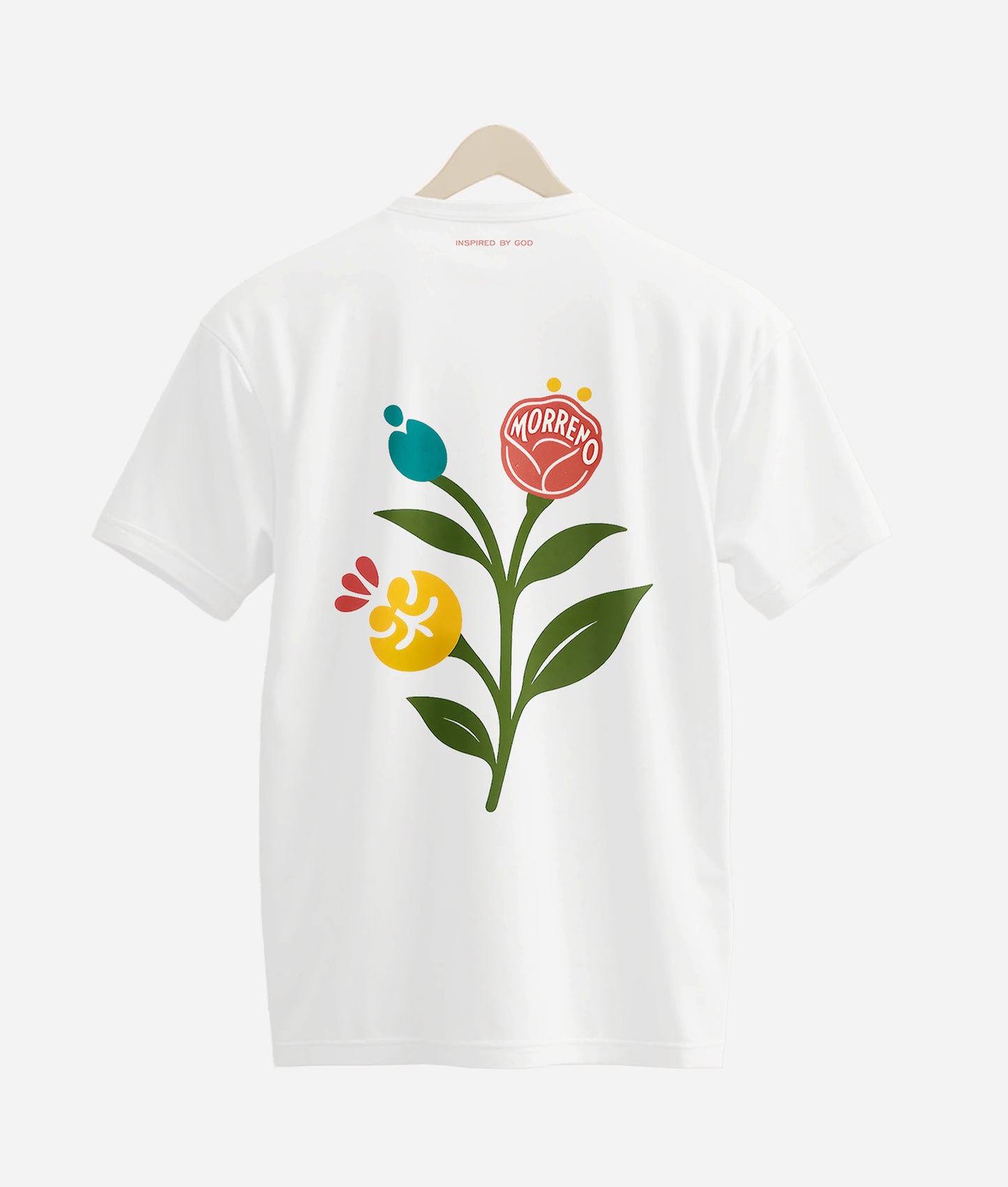 Camiseta oversize blanca morreno con diseño floral colorido en la parte posterior.