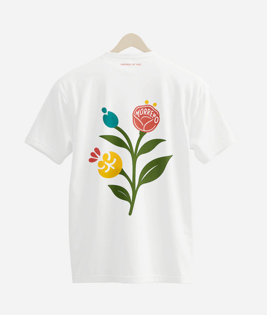 Camiseta oversize blanca morreno con diseño floral colorido en la parte posterior.